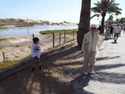 Miaomiao and Max at the Calle Oceanía street, with a view on the Charca de Maspalomas lake and the Maspalomas Dunes