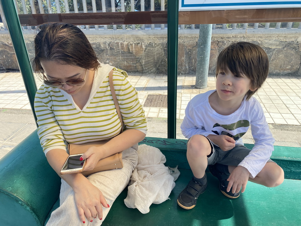 Miaomiao and Max at the bus stop at the Avenida Touroperador Neckermann street