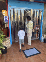 Miaomiao and Max at the entrance of the Restaurant Casa Antigua at the Avenida de Moya street