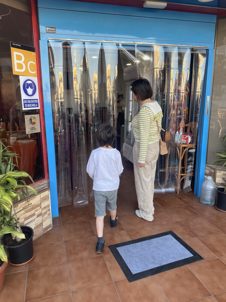 Miaomiao and Max at the entrance of the Restaurant Casa Antigua at the Avenida de Moya street