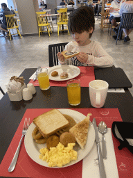 Max having breakfast at the restaurant of the Abora Buenaventura by Lopesan hotel