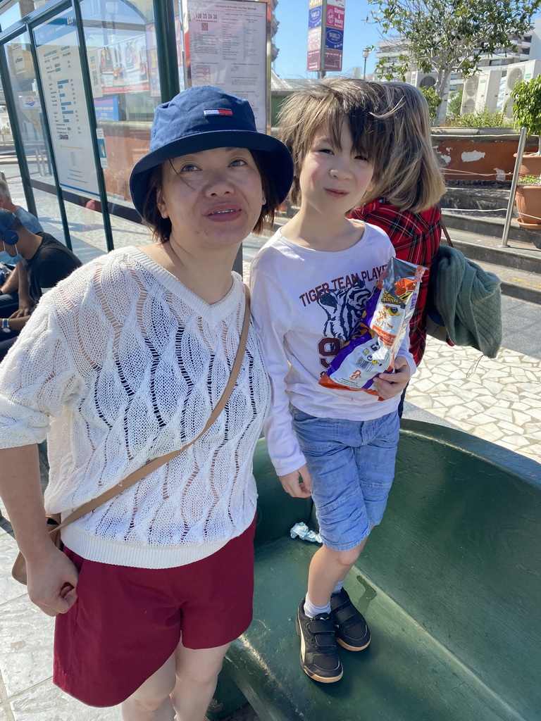 Miaomiao and Max at the bus stop at the Avenida de Gran Canaria street