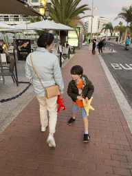 Miaomiao and Max at the Avenida de Tenerife street