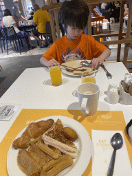 Max having breakfast at the restaurant of the Abora Buenaventura by Lopesan hotel