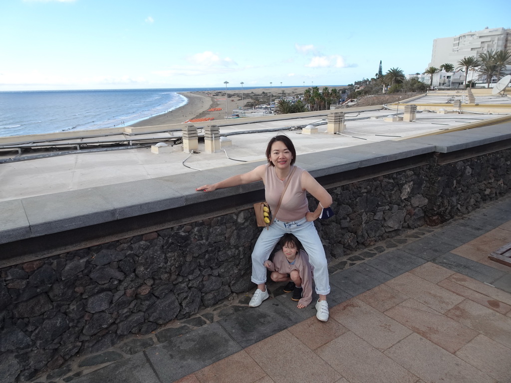 Miaomiao and Max at the Paseo Costa Canaria street, with a view on the Playa del Inglés beach and the Maspalomas Dunes