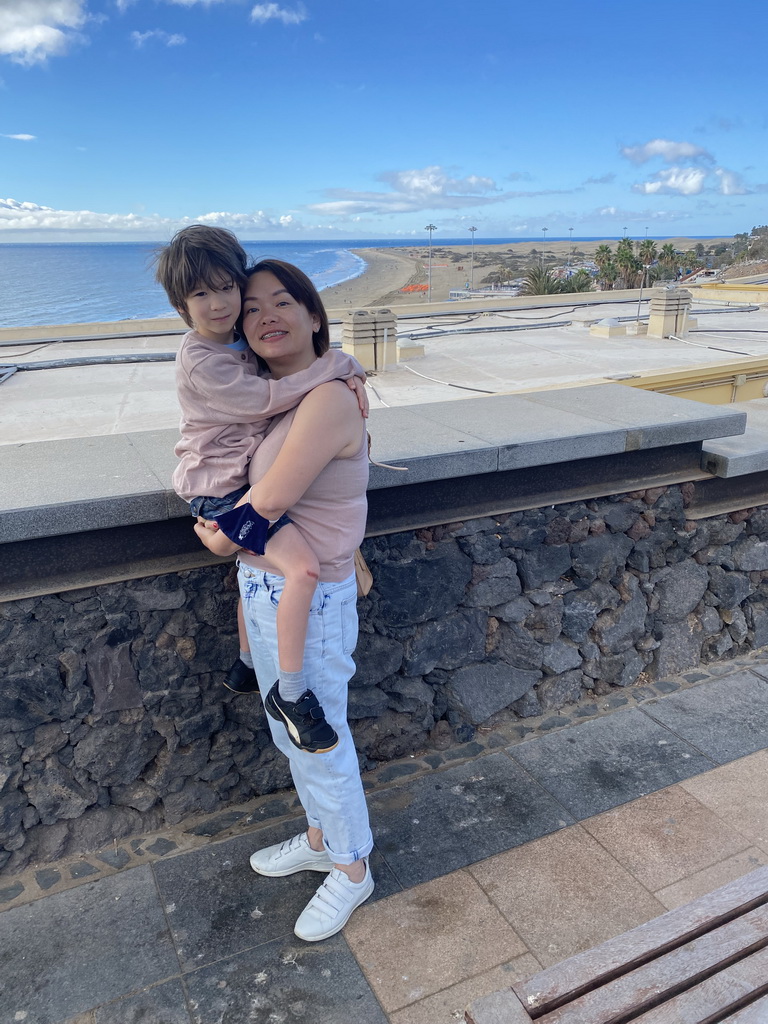 Miaomiao and Max at the Paseo Costa Canaria street, with a view on the Playa del Inglés beach and the Maspalomas Dunes