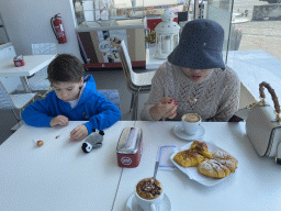 Miaomiao and Max having coffee, cake and candy at the C Cubo Ice Cream Point