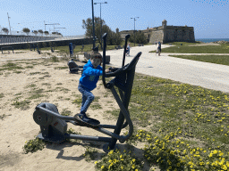 Max at the Parque Desportivo Castelo do Queijo sports park, with a view on the Castelo do Queijo castle