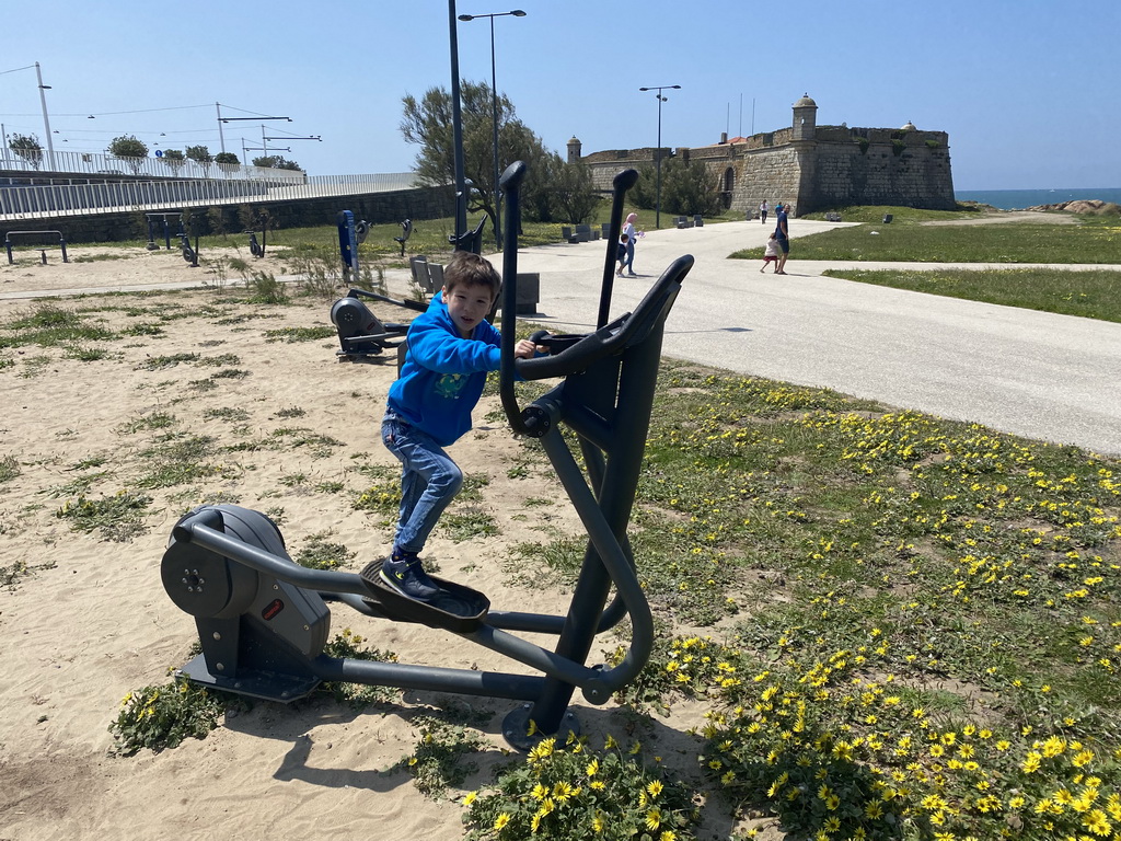 Max at the Parque Desportivo Castelo do Queijo sports park, with a view on the Castelo do Queijo castle