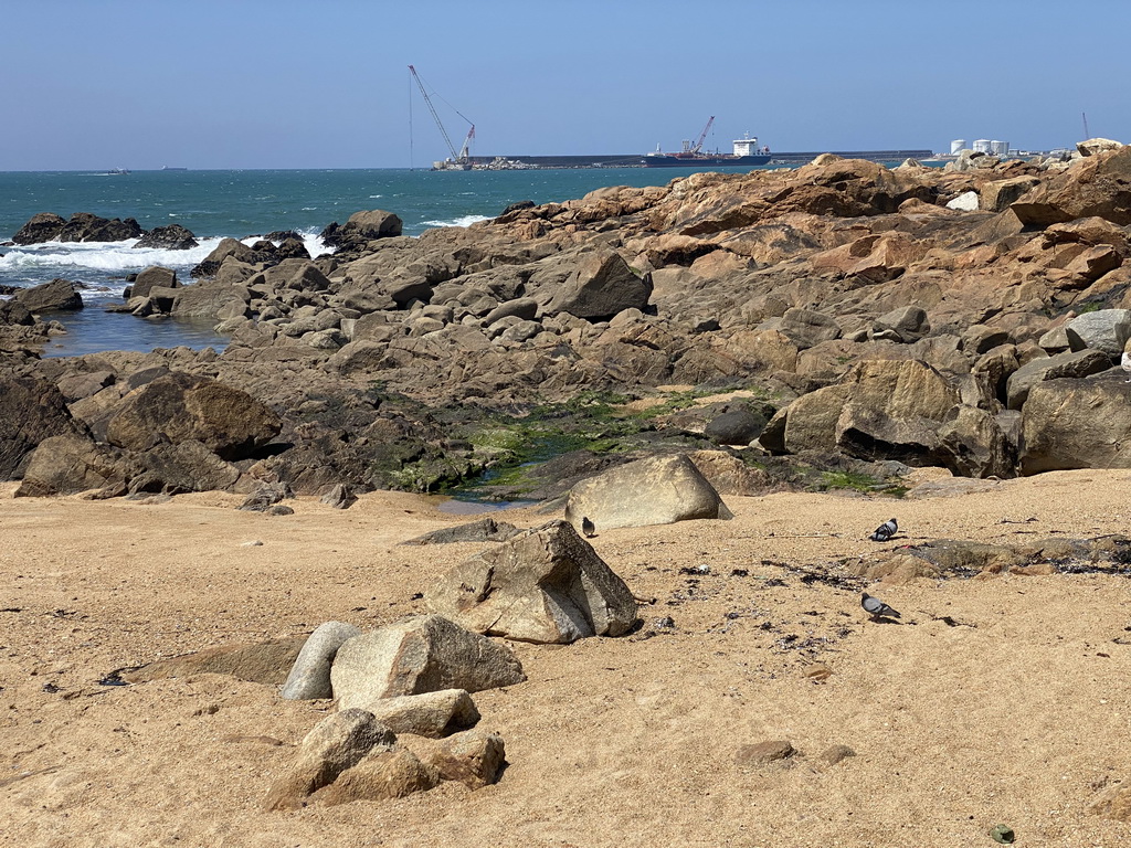 Beach at the south side of the Castelo do Queijo castle