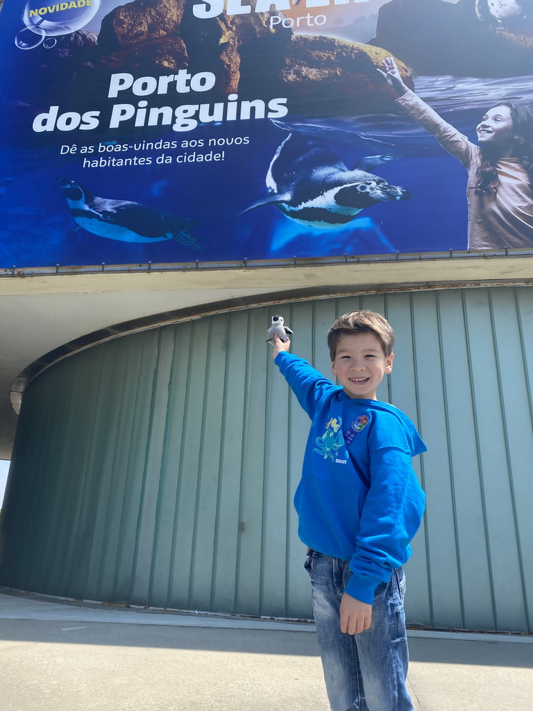 Max with his plush Penguin in front of the Sea Life Porto at the Rua Particular No 1 Castelo do Queijo street