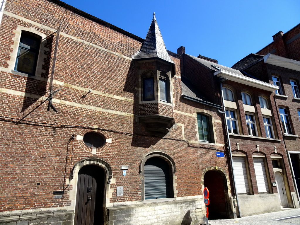 Front of a building at the Goswin de Stassartstraat street