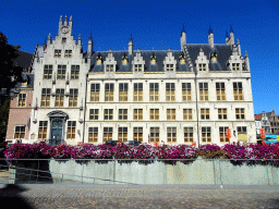 Building on the crossing of the Grote Markt square and the Steenweg street