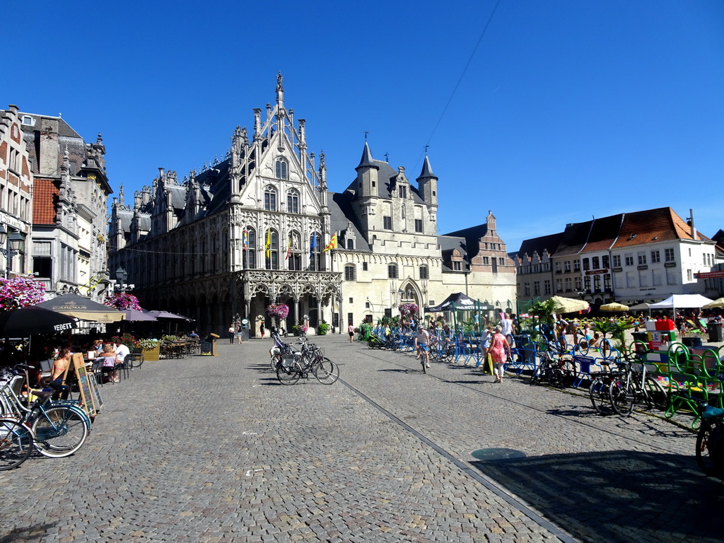 The Grote Markt square with the City Hall