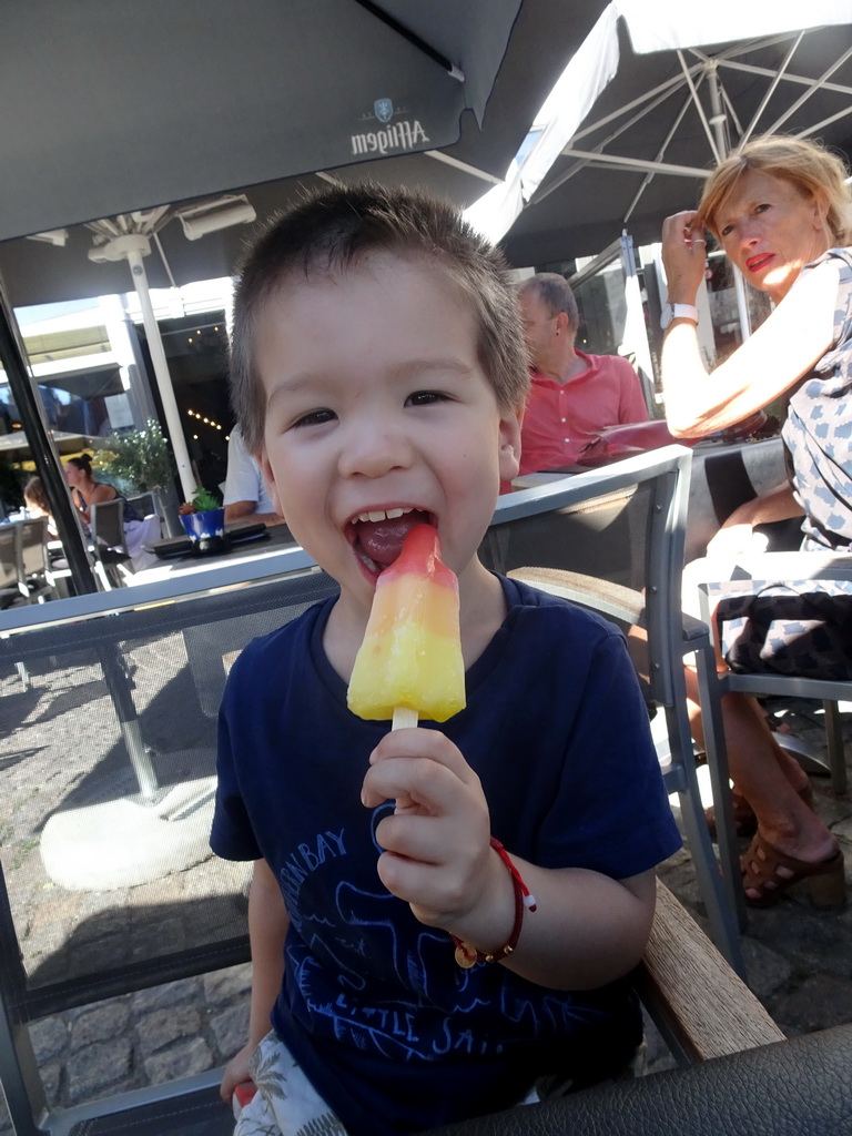 Max having an ice cream at the terrace of the Café Belge at the Grote Markt square