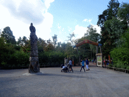 Column in front of the entrance gate to the Oceania section of ZOO Planckendael