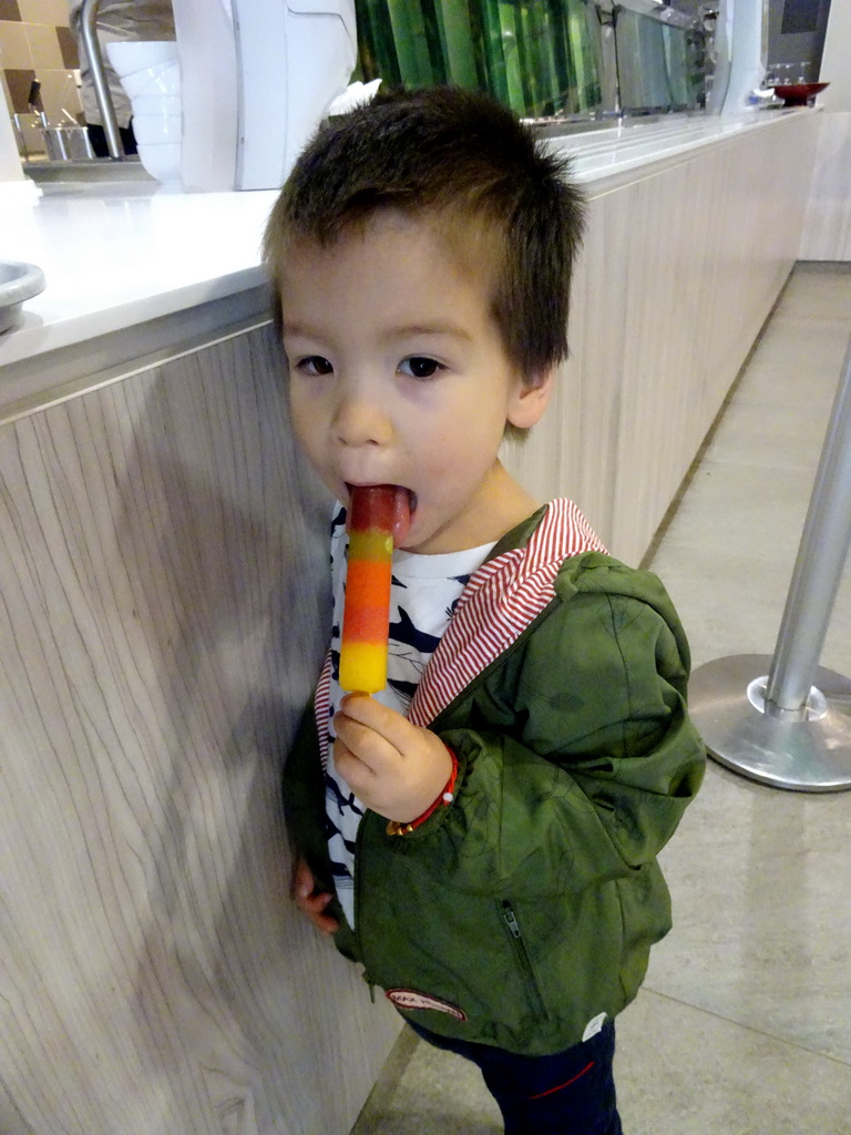 Max with an ice cream at Restaurant Toepaja at the Asia section of ZOO Planckendael