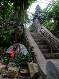 Statue and Max on a staircase at the `Adembenemend Azië` building at the Asia section of ZOO Planckendael
