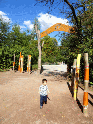 Max at the back side of the entrance gate to the Oceania section of ZOO Planckendael