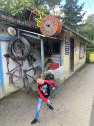 Max in front of a bicycle repair shop at the Indian village Kerala at the Asia section of ZOO Planckendael