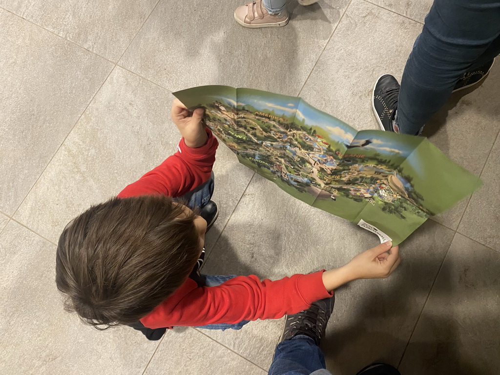 Max with the map of ZOO Planckendael at the queue of Restaurant Toepaja at the Asia section