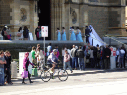 Bride and groom in front of St. Paul`s Cathedral at the crossing of Flinders Street and Swanston Street