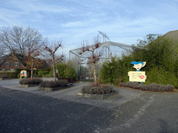 Bird cage with Blue-and-yellow Macaws in front of the Dierenrijk zoo