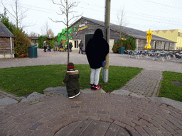 Miaomiao and Max in front of the Indoor Apenkooien hall at the Evenementenplein square at the Dierenrijk zoo