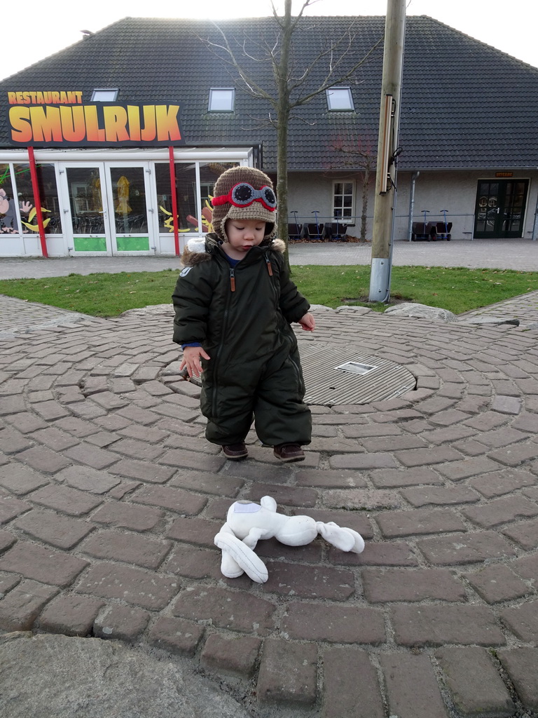 Max in front of Restaurant Smulrijk at the Evenementenplein square at the Dierenrijk zoo