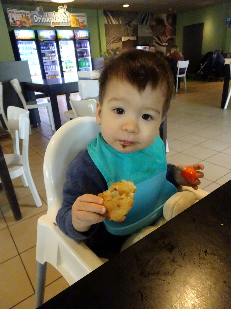 Max having lunch at Restaurant Smulrijk at the Dierenrijk zoo