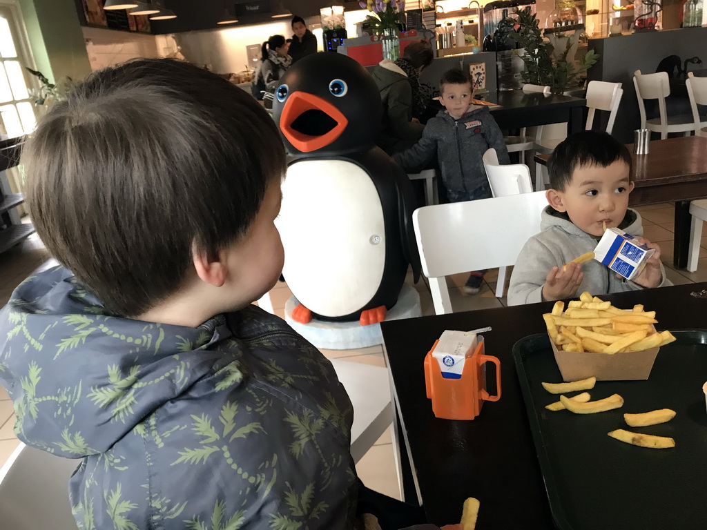 Max and his friend having lunch at Restaurant Smulrijk at the Dierenrijk zoo
