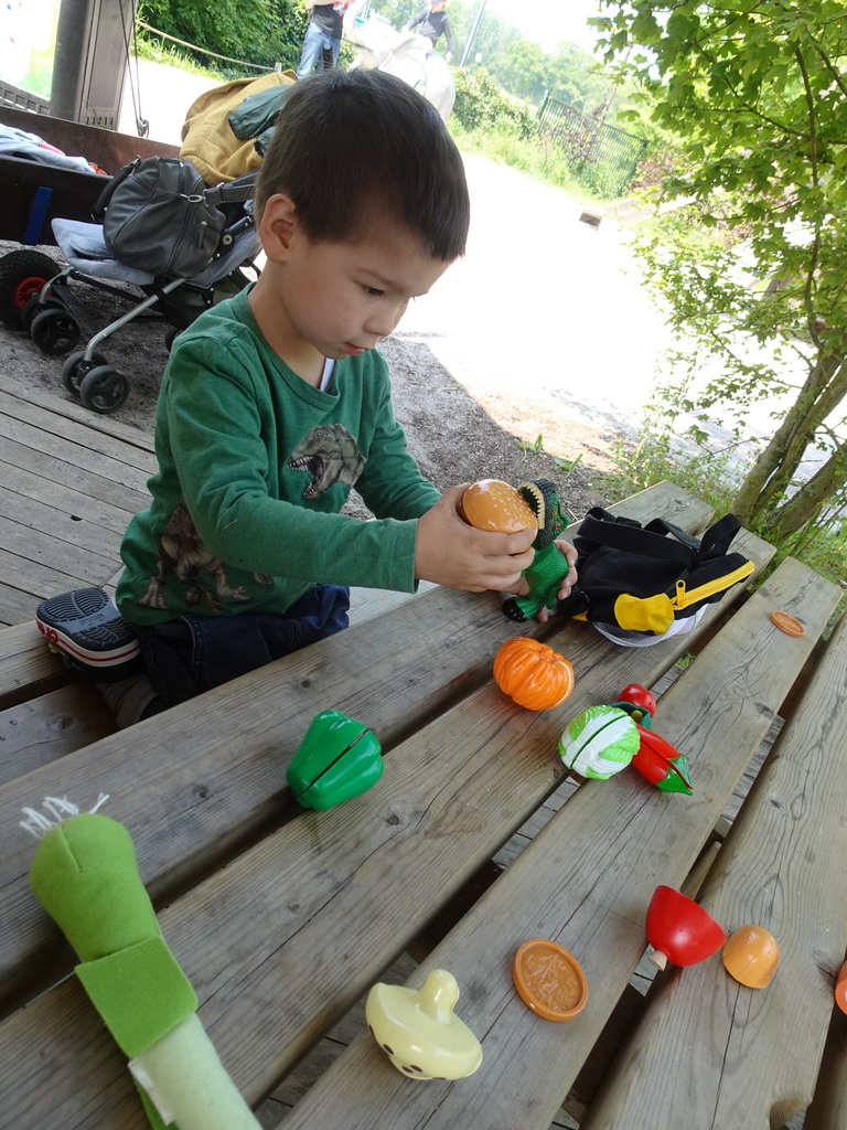 Max playing near the Foodtrailer at the west side of the Dierenrijk zoo