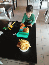 Max having lunch at Restaurant Smulrijk at the Dierenrijk zoo