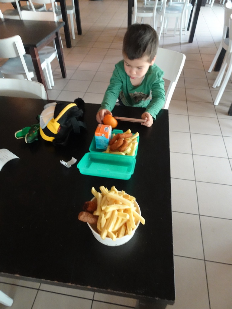 Max having lunch at Restaurant Smulrijk at the Dierenrijk zoo