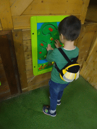 Max doing a puzzle at the playground at the Indoor Apenkooien hall at the Dierenrijk zoo