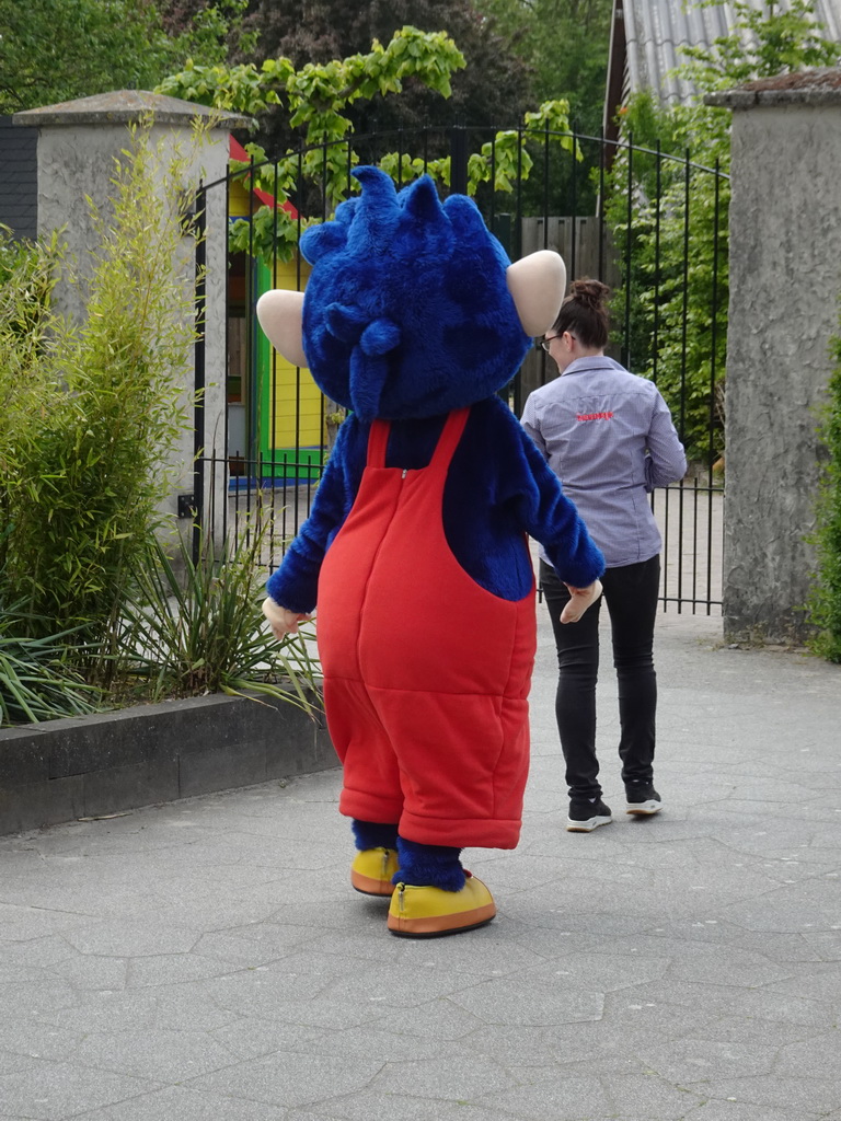 Mascot `Pico` in front of the Dierenrijk zoo