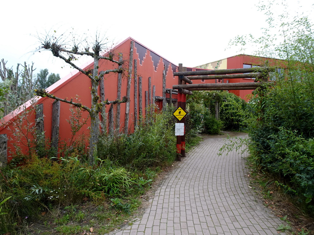Path to the Indoor Apenkooien hall at the Dierenrijk zoo