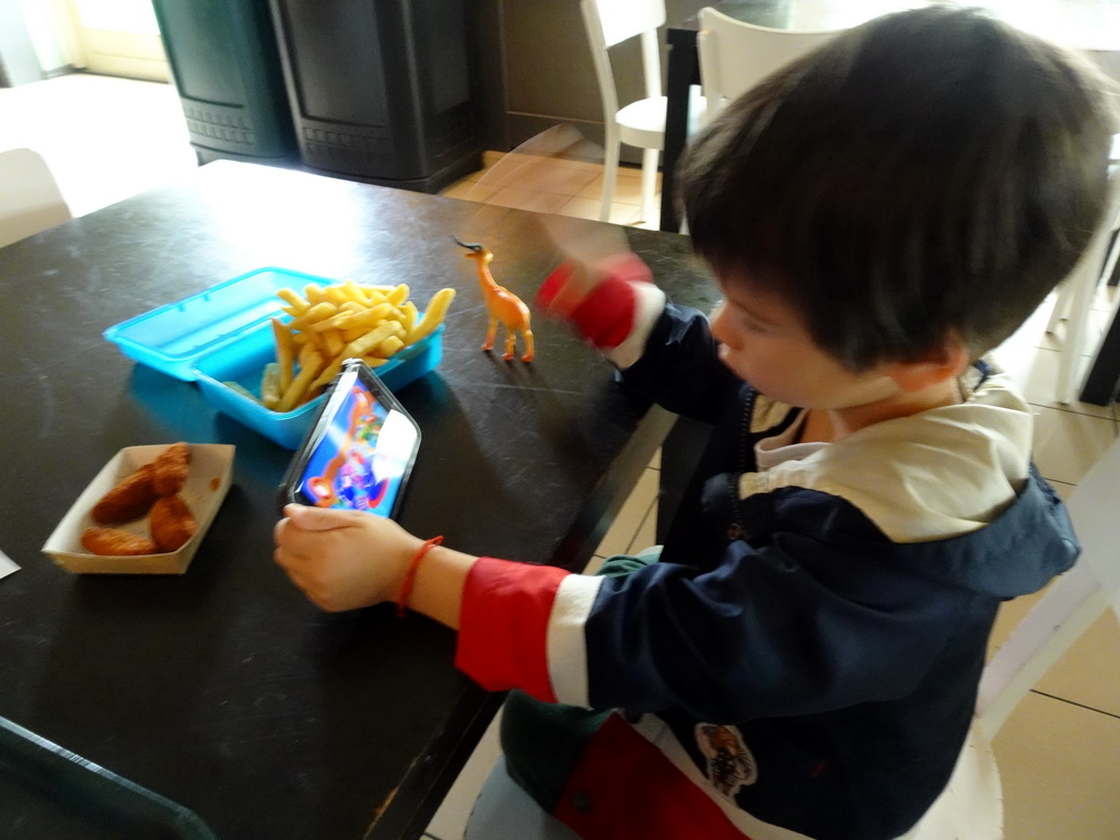 Max having lunch at Restaurant Smulrijk at the Dierenrijk zoo