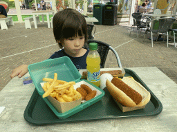 Max having lunch at the terrace of Restaurant Smulrijk at the Dierenrijk zoo