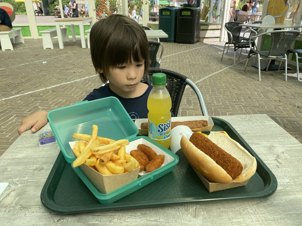 Max having lunch at the terrace of Restaurant Smulrijk at the Dierenrijk zoo