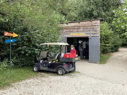 Zookeeper in front of the Doctor Fish enclosure at the Dierenrijk zoo