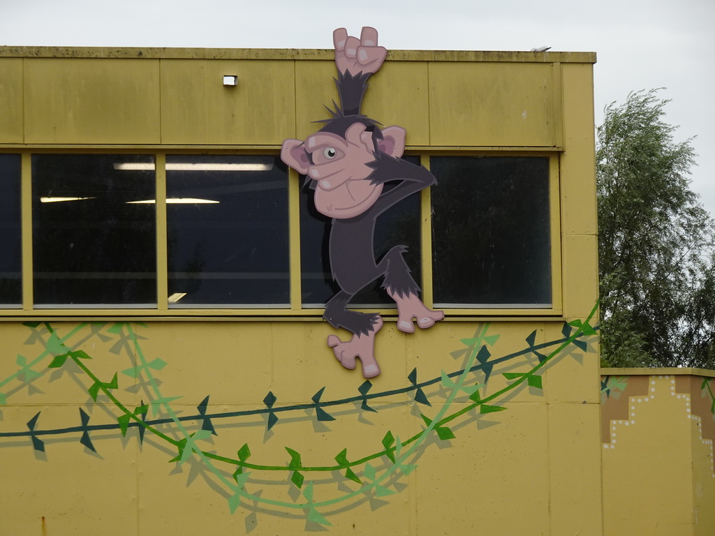 Image of a Chimpanzee at the front of the Indoor Apenkooien hall at the Dierenrijk zoo