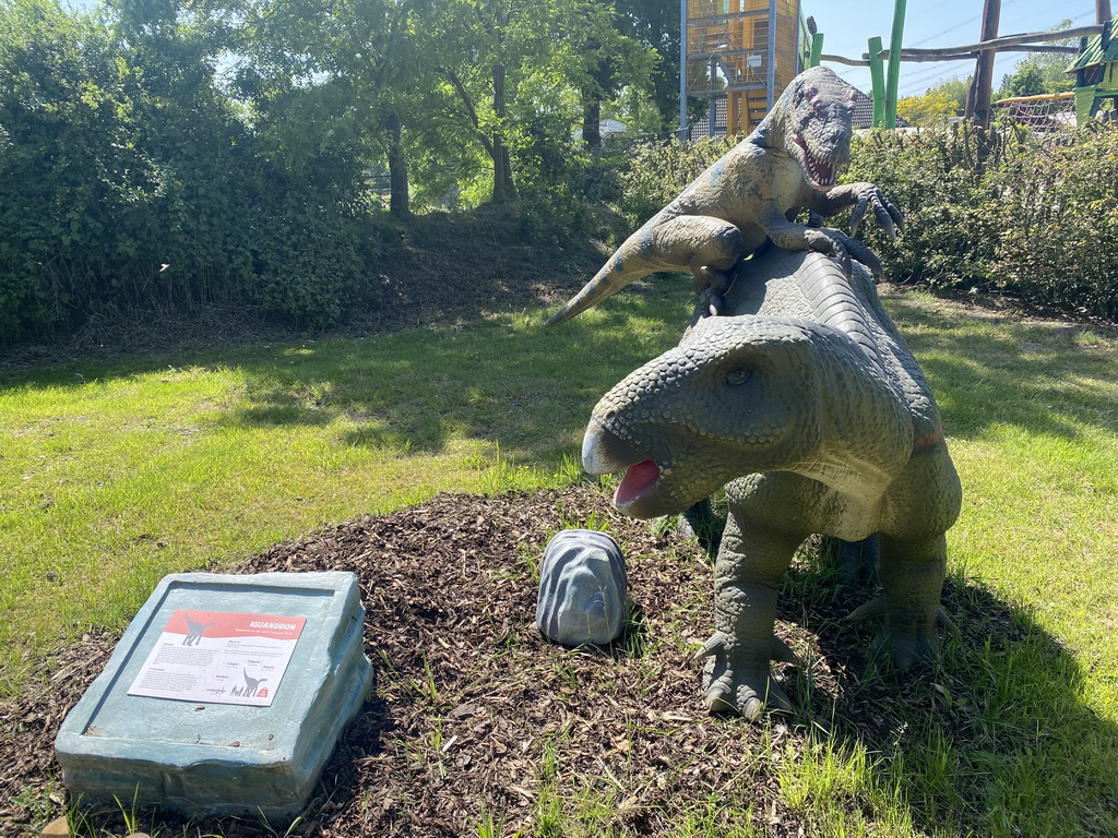 Iguanodon statue at the Dierenrijk zoo, with explanation