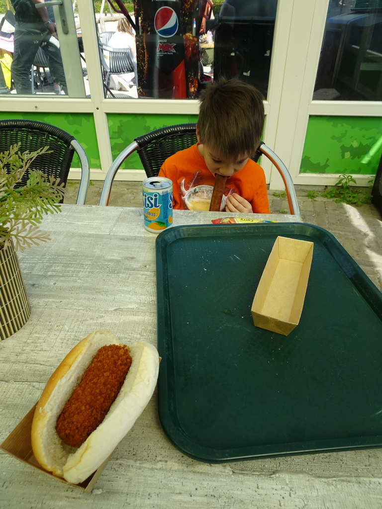 Max having a snack at the Restaurant Smulrijk at the Dierenrijk zoo