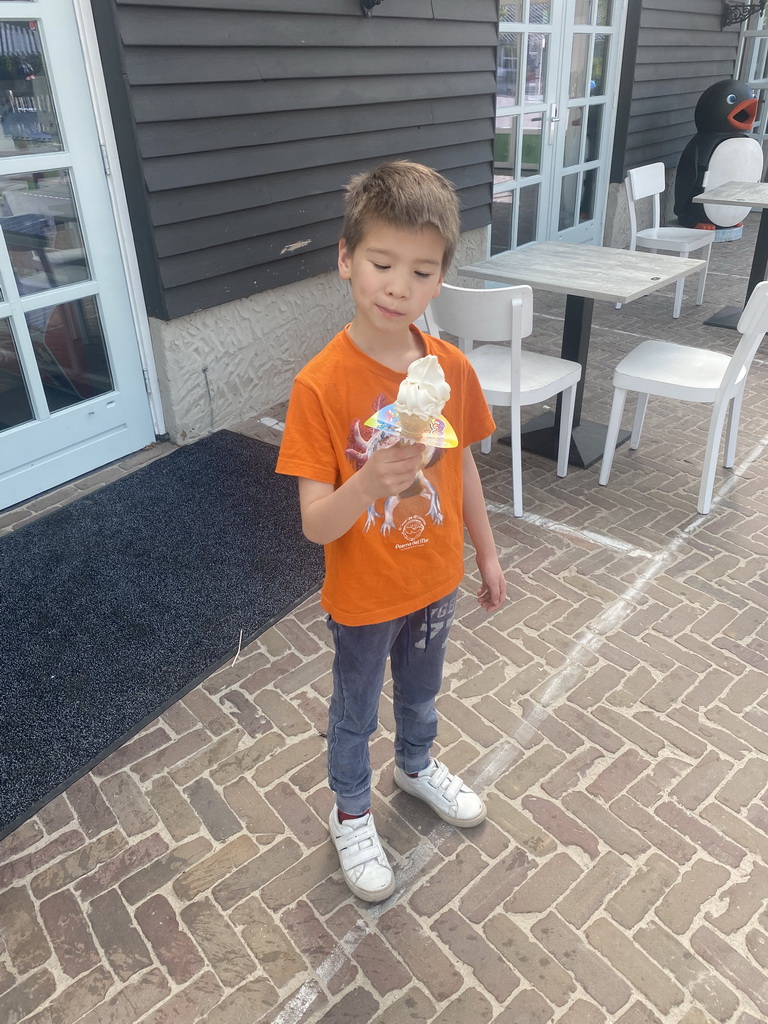 Max having an ice cream at the terrace of the Restaurant Smulrijk at the Dierenrijk zoo