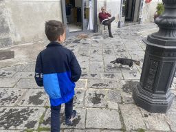 Max with a cat at the Piazza Umberto I square