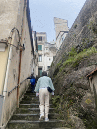 Miaomiao and Max at the staircase from the Via Alfonso Gatto street to the Via Caruseillo street