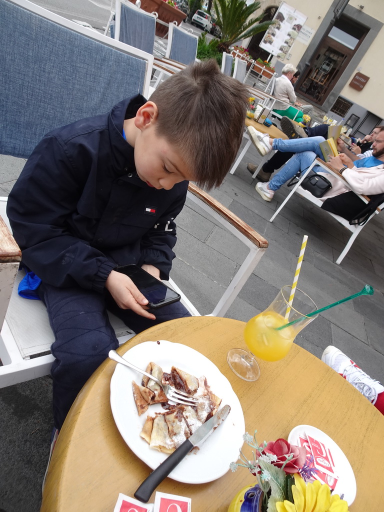 Max having crêpe at the terrace of the Alessandro de Riso Bistrot restaurant