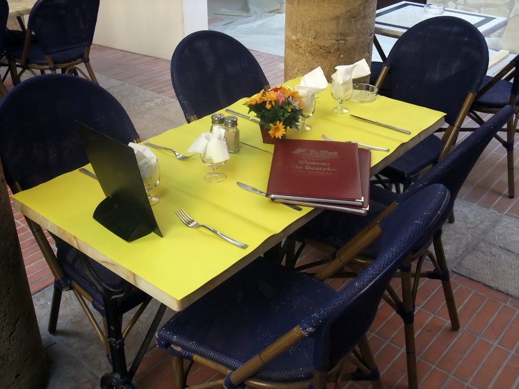 Table with menu in our lunch restaurant in the Rue Émile de Loth street