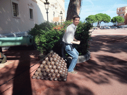 Tim with cannon and cannonballs in front of the Prince`s Palace of Monaco